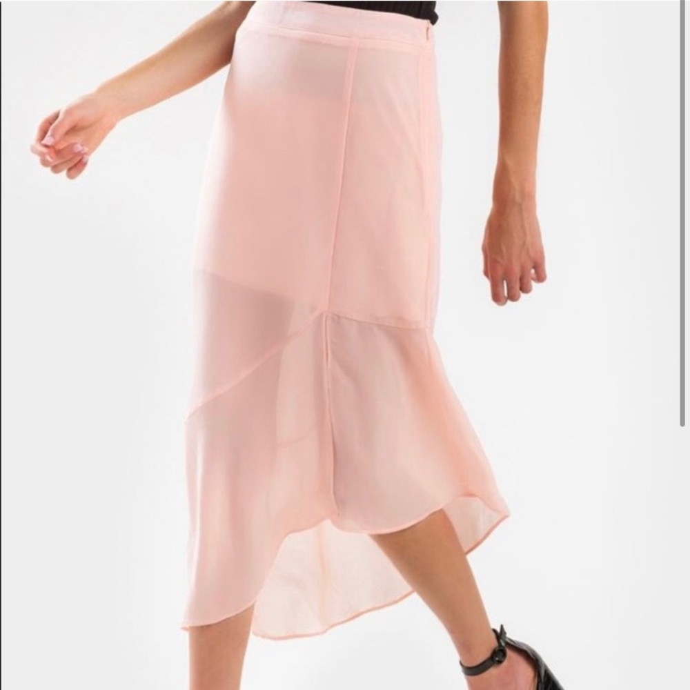 Medium Francesca’s pink/blush skirt. NWOT!!